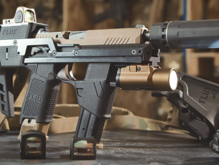 OTAWRCIE / Flux Defense zaprezentowało dwa autorskie sposoby na stworzenie krótkich karabinków z Glocka i SIG P320, przy jednoczesnym obejściu przepisów NFA. Ów sposoby nazwano FLUX Brace i MP17.
