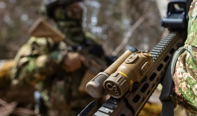 Żołnierz Bundeswehry z wskaźnikiem laserowym Rheinmetall LLM-VarioRay na broni strzeleckiej