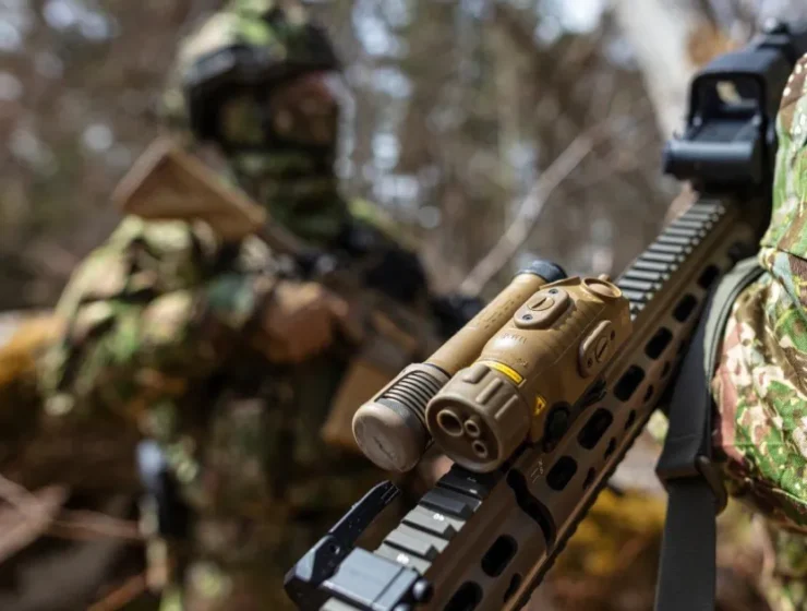 Żołnierz Bundeswehry z wskaźnikiem laserowym Rheinmetall LLM-VarioRay na broni strzeleckiej